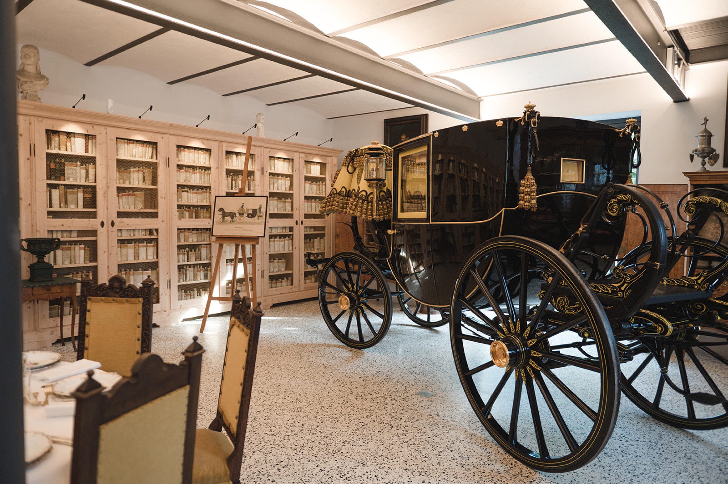 Hofgut Luisenlust Eventlocation Bibliothek Archiv kutsche buecherregal