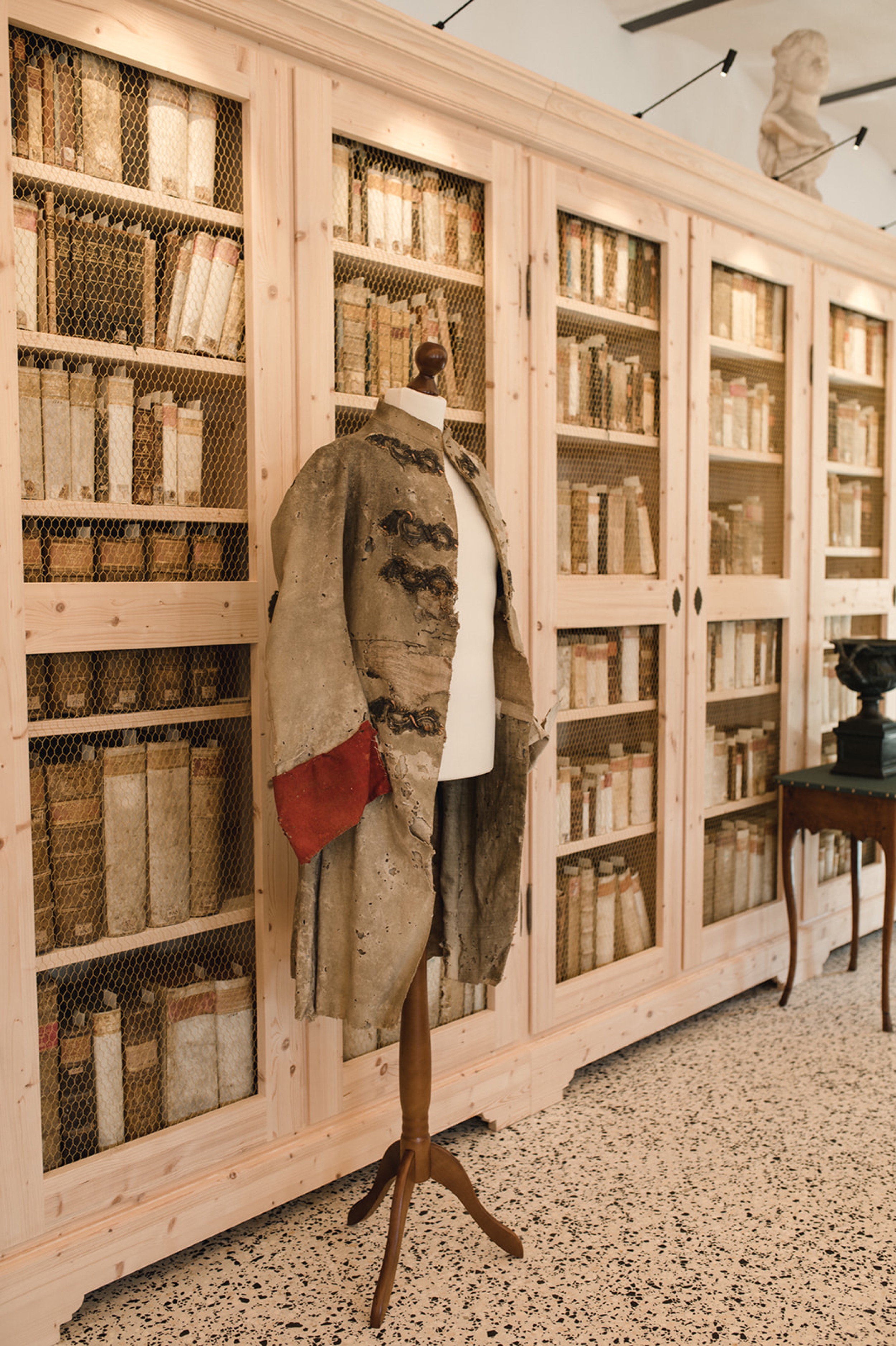 Hofgut-Luisenlust-Eventlocation-Bibliothek-Archiv-outfit