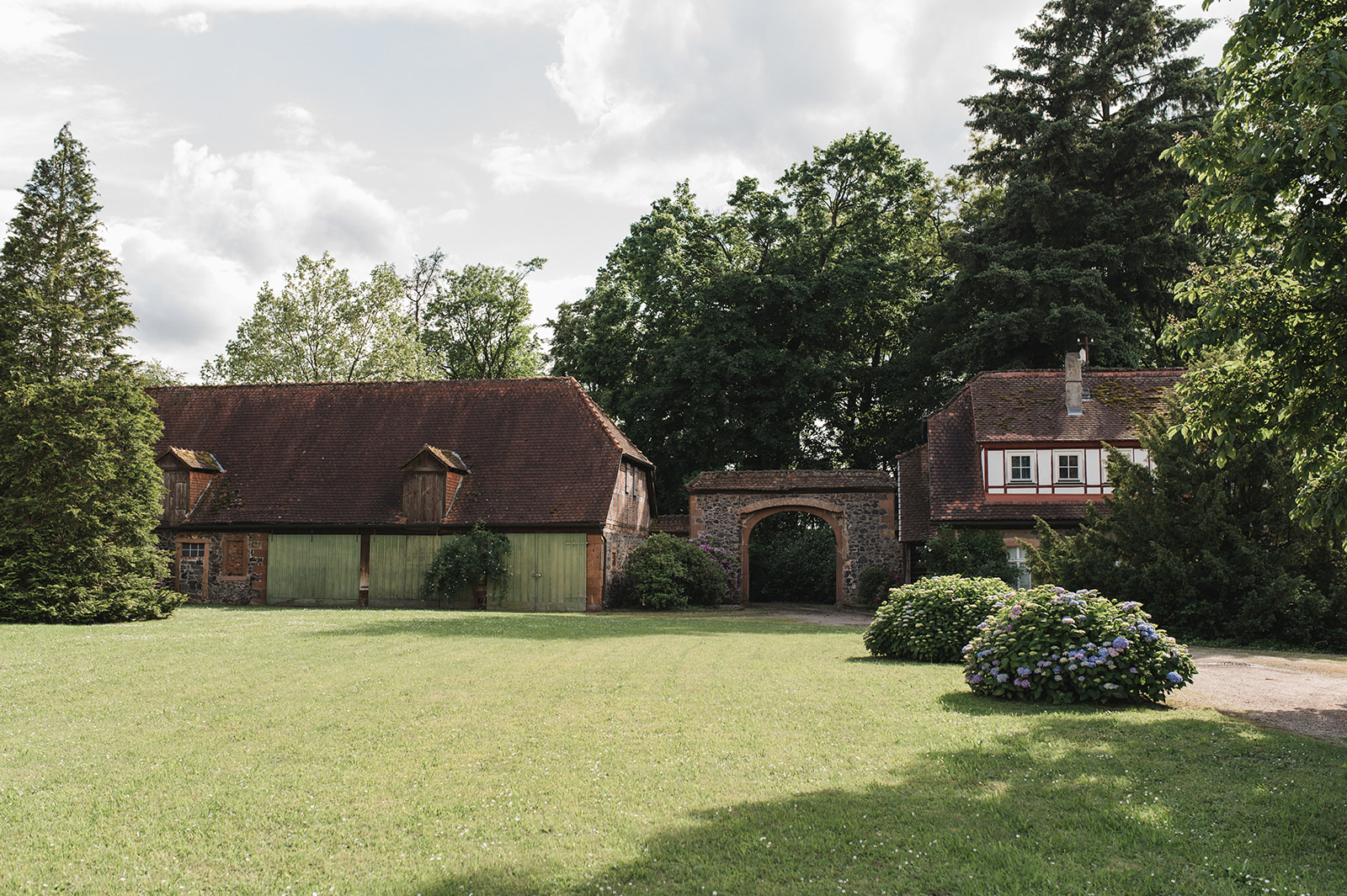 Hofgut Luisenlust tor einfahrt hof